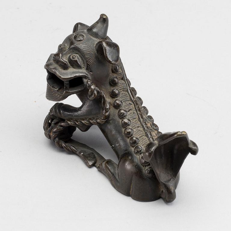 FOHUND, Kina omkring 1900 patinerad brons.