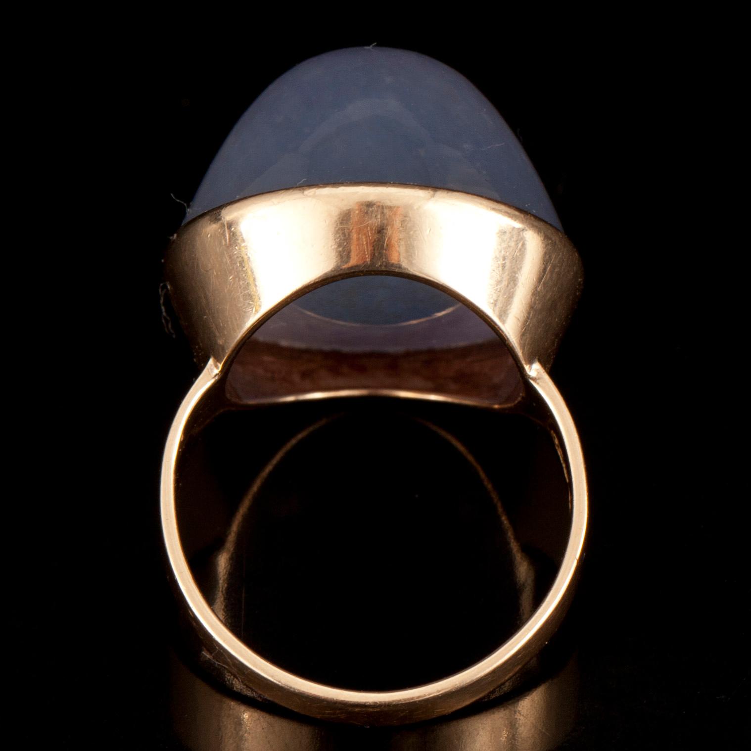 RING, guld 14K, cabochonslipad kalsedon. Olavi Nupponen, Kaunis Koru 1961.