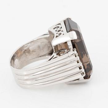 Ring, cocktail ring, 18K white gold with emerald-cut smoky quartz and brilliant-cut diamonds.