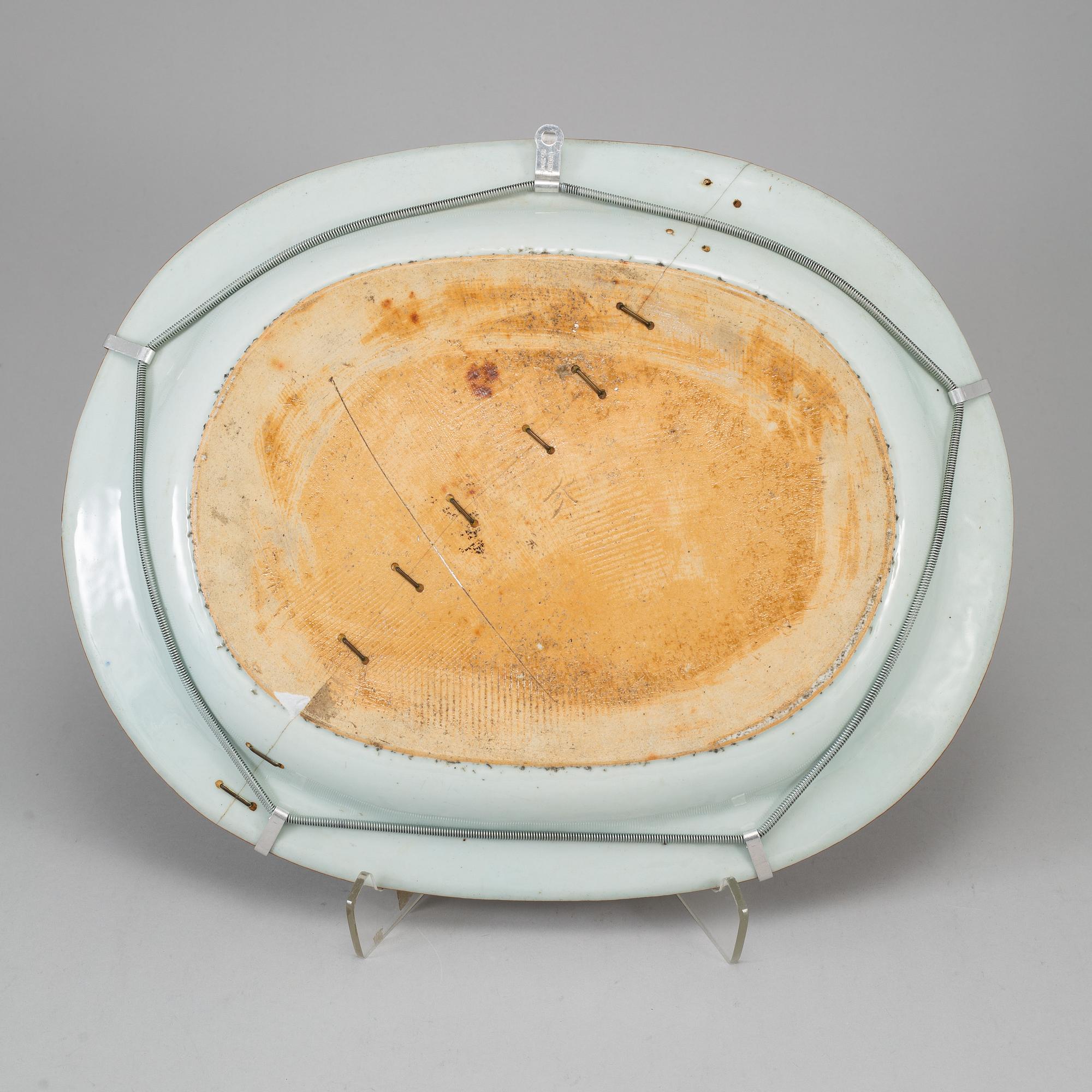 A famille rose export porcelain serving dish, Qing dynasty, Qianlong (1736-95).