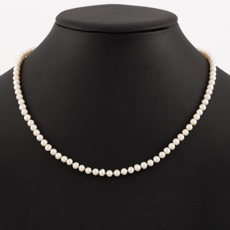 Pearl necklace, with cultured pearls, clasp in 18K gold.