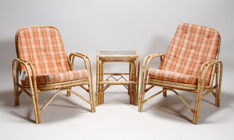 KORGSTOLAR, ett par samt SATSBORD, 3 delar. 1940-tal.