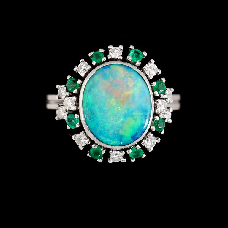 RING, 18K vitguld, opal, briljantslipade diamanter och smaragder.