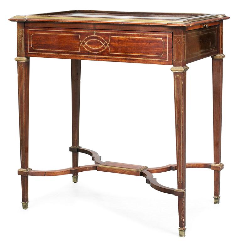 A Directoire-style mahogny table.