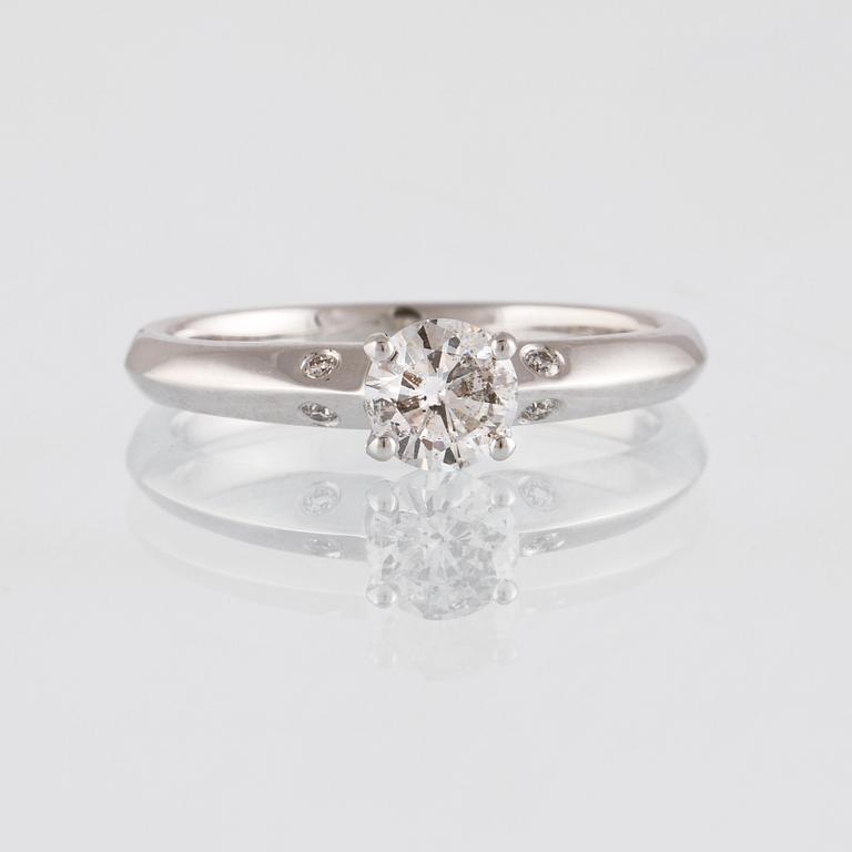 RING, 18K vitguld med briljantslipade diamanter ca 0.55 ct. Vikt 3,2 gram.