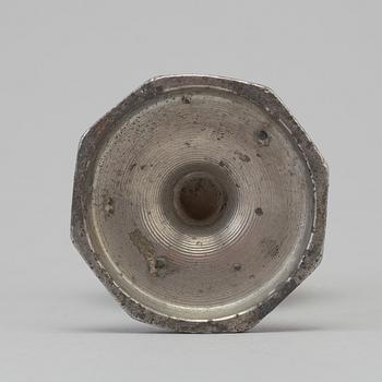 A 17TH CENTURY PEWTER SHAKER.