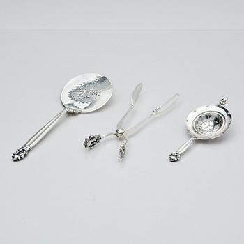 Georg Jensen, a sterling silver serving spade, a sandwich tong and a tea strainer, 3 pcs, Copenhagen after 1945 and one 1925-1932.