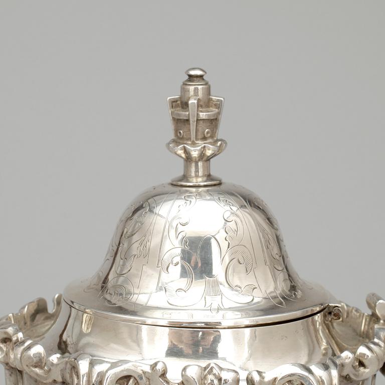 KAFFEKANNA, silver, Gustaf Möllenborg Féron, Stockholm, 1851. Vikt: 1048 gram.