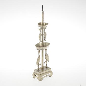 LJUSSTAKE, tenn och mässing, Kina, 1900-tal.