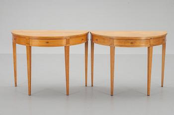 BORD, ett par, halvmåne. Signerade och daterade 1920.