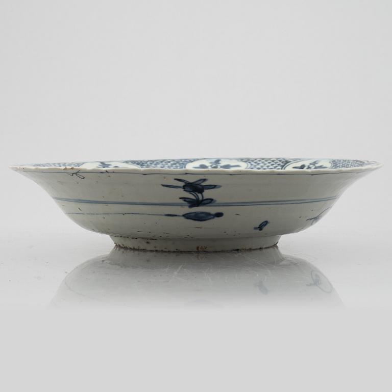 A large blue and white Swatow porcelain dish, Ming dynasty, Wanli (1572-1620).