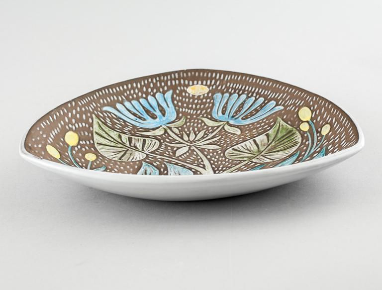 An earthenware dish by Mari Simmulsson for Upsala Ekeby, third quarter of the 20th century.