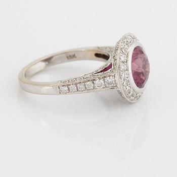 Max Prus ring 18K vitguld med en fasettslipad rosa safir och runda briljantslipade diamanter.