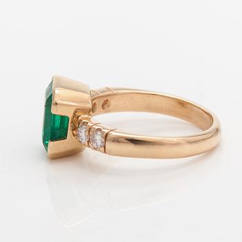 A 14K gold ring with a ca. 2.87 ct emerald and diamonds ca. 0.40 ct in total. Windy & Pojat, Vantaa 1995.