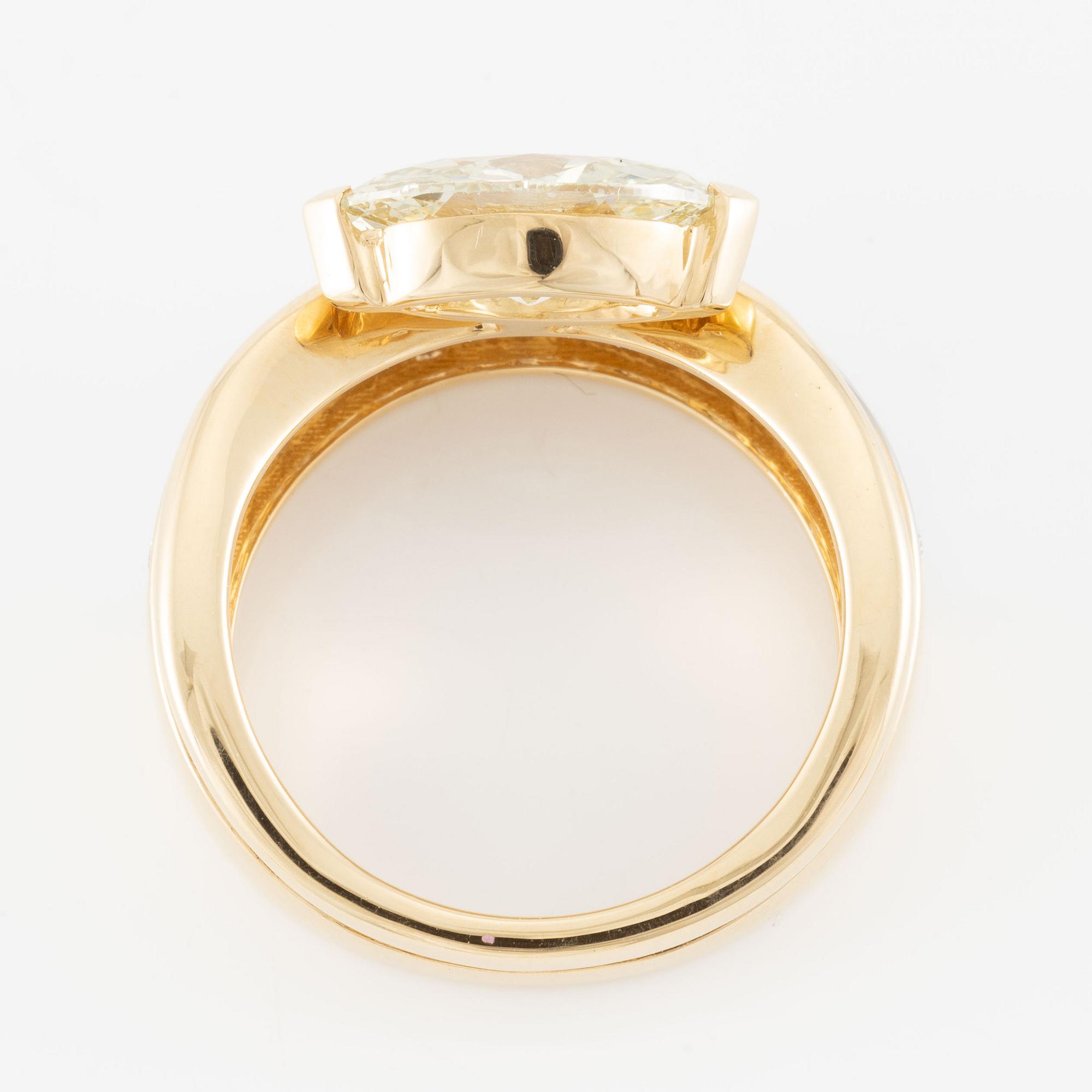 Ring in 18K gold set with a marquise-cut yellow diamond approximately 1.60 ct and brilliant-cut diamonds.