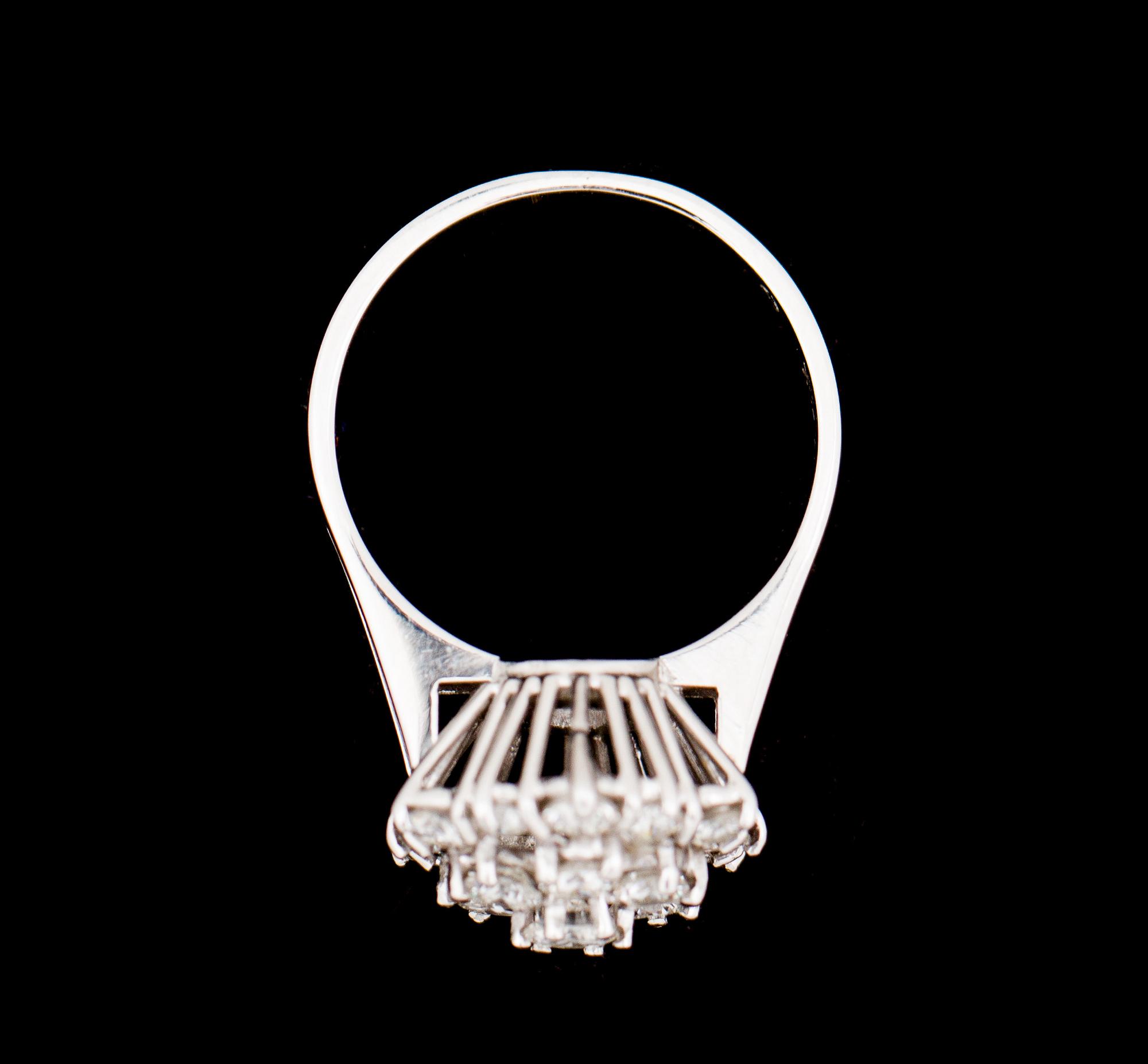 RING, 18 k vitguld med briljantslipade diamanter, enligt gravyr ca 1.24 ct. Vikt ca 4,5 g.