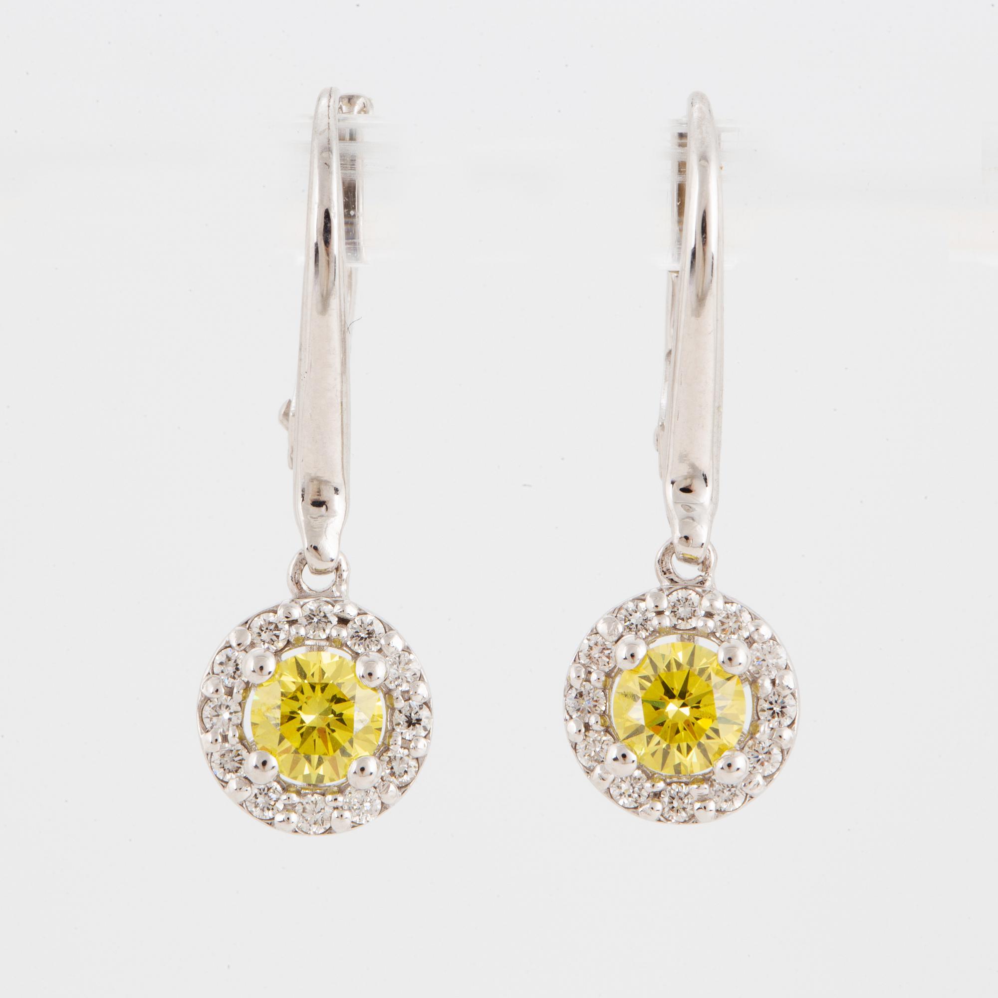 ÖRHÄNGEN, med gula färgbehandlade diamanter och diamanter.