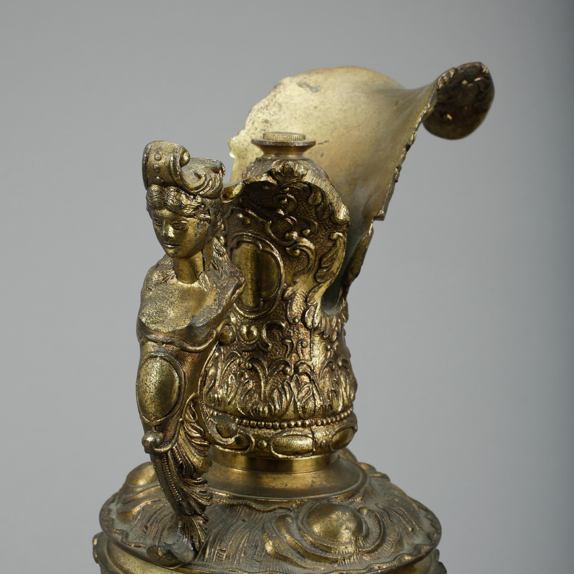 DEKORATIONSURNOR, ett par, gulmetall, Spanien, 1900-tal.