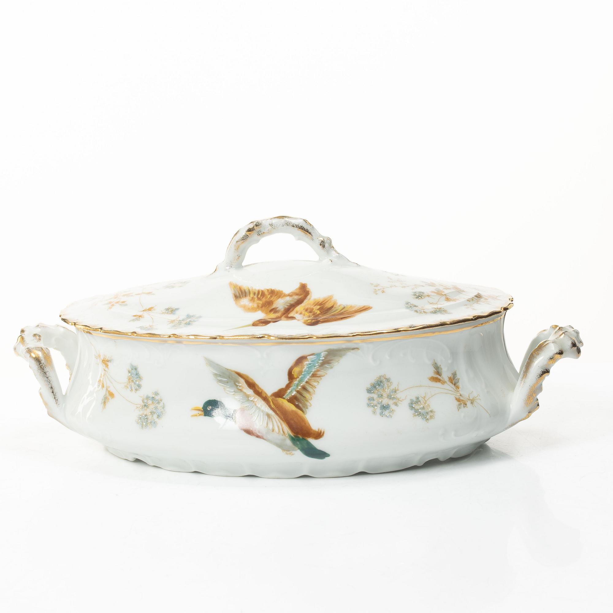 A 15 piece ‘birds’ porcelain dinner service, around 1900.