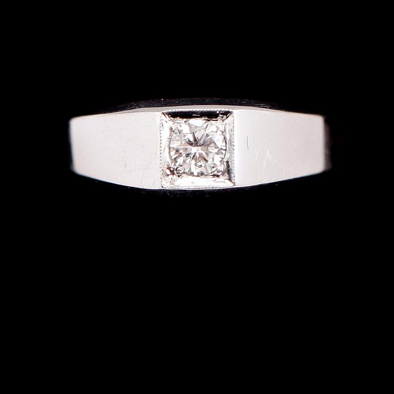RING, 18 k vitguld, solitär briljantslipad diamant 0.24 ct. Vikt 3,6 g.