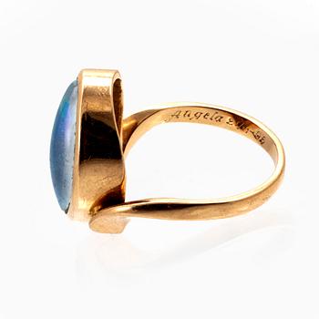 Ring 18K guld cabochonslipad opal, Guldsmed Björn Nilsson, Kristianstad, 1996.