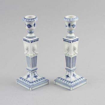 LJUSSTAKAR, ett par, porslin, "Musselmalet", Royal Copenhagen, 1900-talets andra hälft.