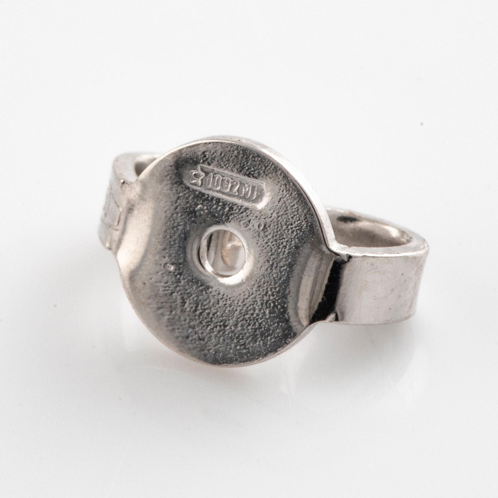 Örhängen med briljantslipade diamanter.