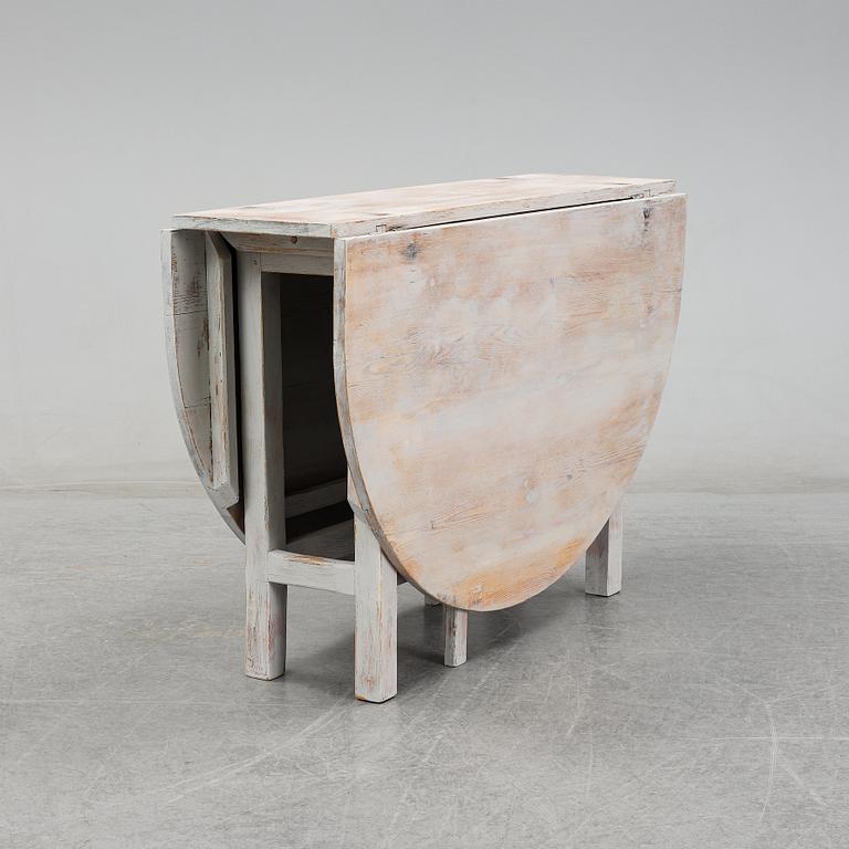 A painted pine gate-leg table, 19th Century.
