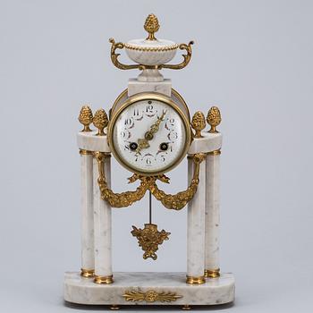 BORDSUR. Louis XVI-stil, 1900-talets första hälft.
