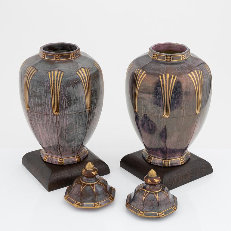 Josef Ekberg, urnor, ett par, flintgods, Gustavsberg, daterade 1927.