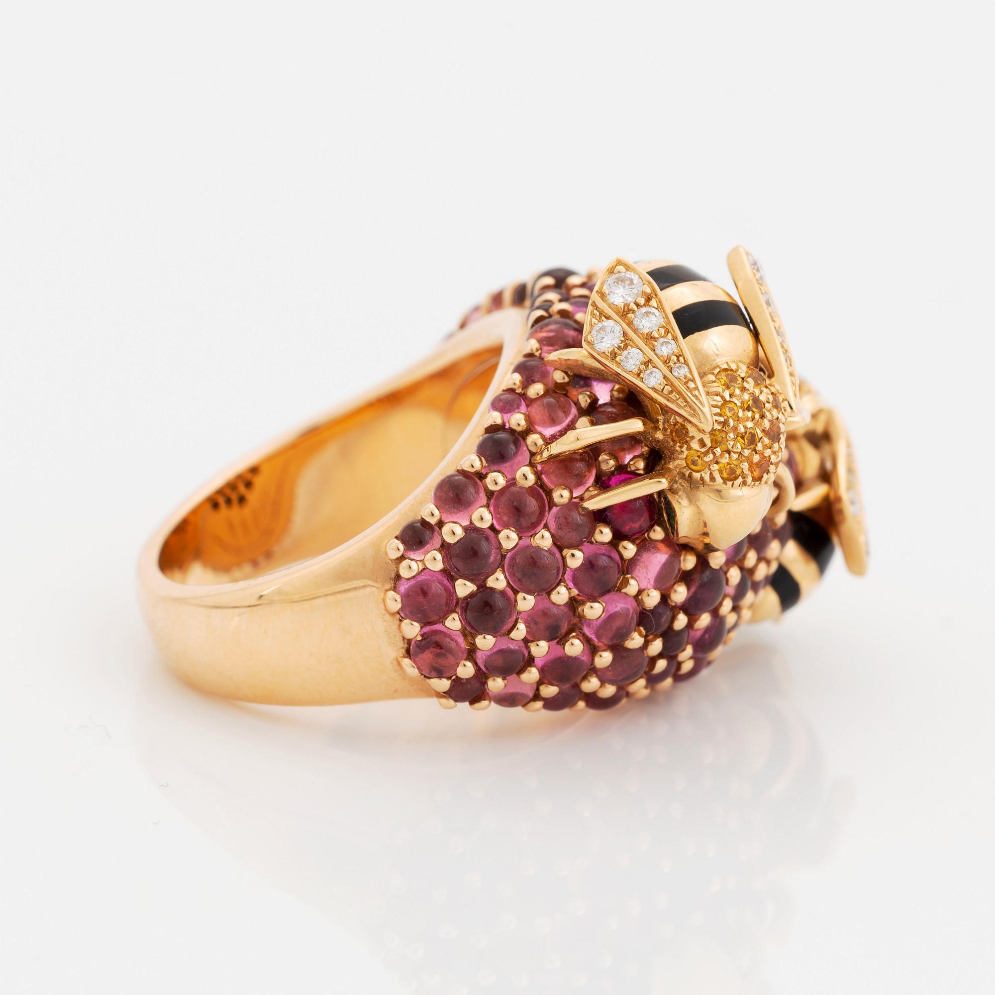 Cartier ring 18K guld och emalj med runda briljantslipade diamanter, safirer och smaragder.