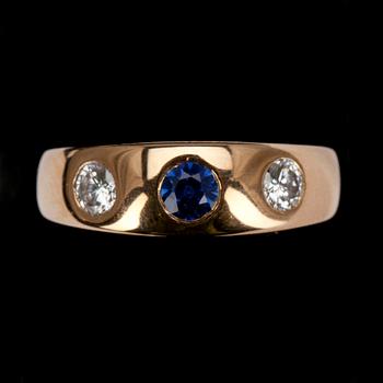 RING, guld 18K, briljantslipade diamanter 2 x 0,20 ct, safir. Ceson, Göteborg 1980. Vikt 6,7 g.