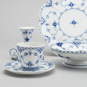 DINNERWARE, 16 pieces, "Musslemalet", Royal Copenhagen.