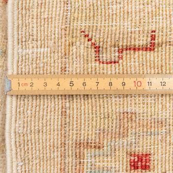 Carpet, Ziegler design, approx. 250 x 308 cm.