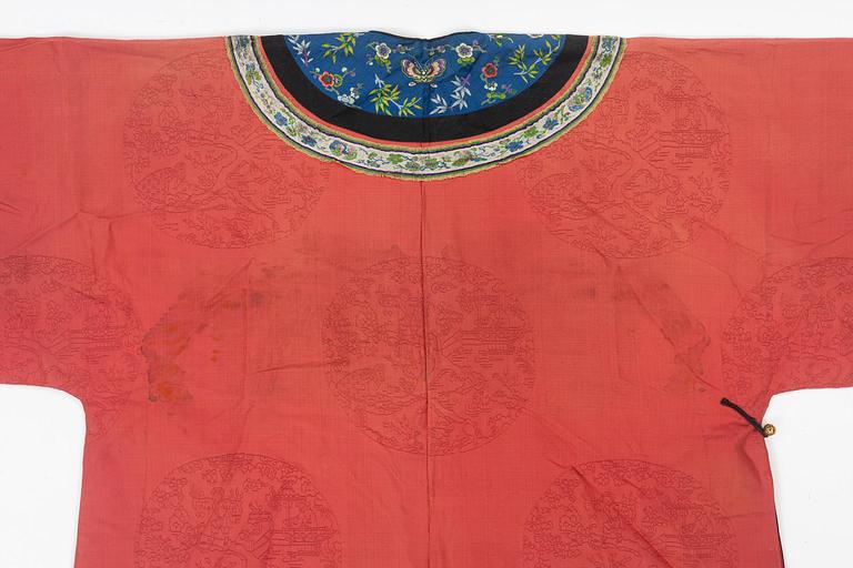 An embroidered Chinese silk robe, late Qing dynasty.