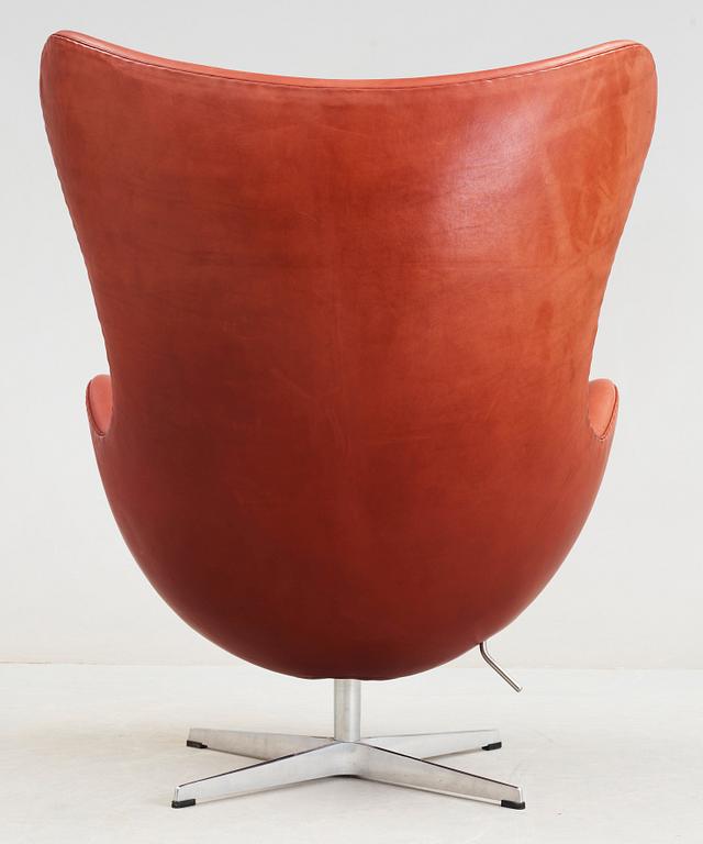 An Arne Jacobsen brown leather 'Egg' chair, Fritz Hansen, Denmark 2006.