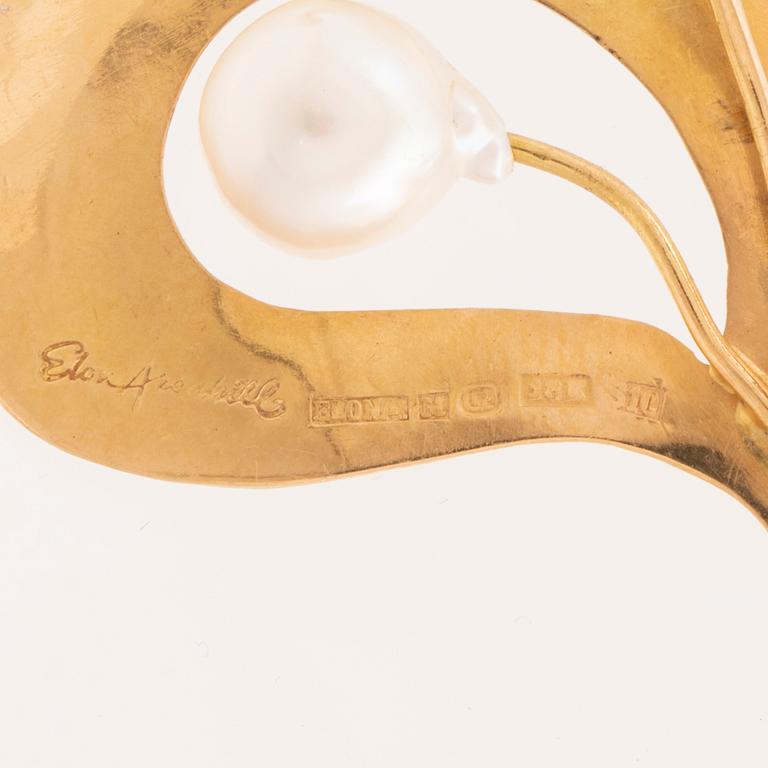 Elon Arenhill, a pair of 18K gold earrings set with a cultured pearl from 1992.