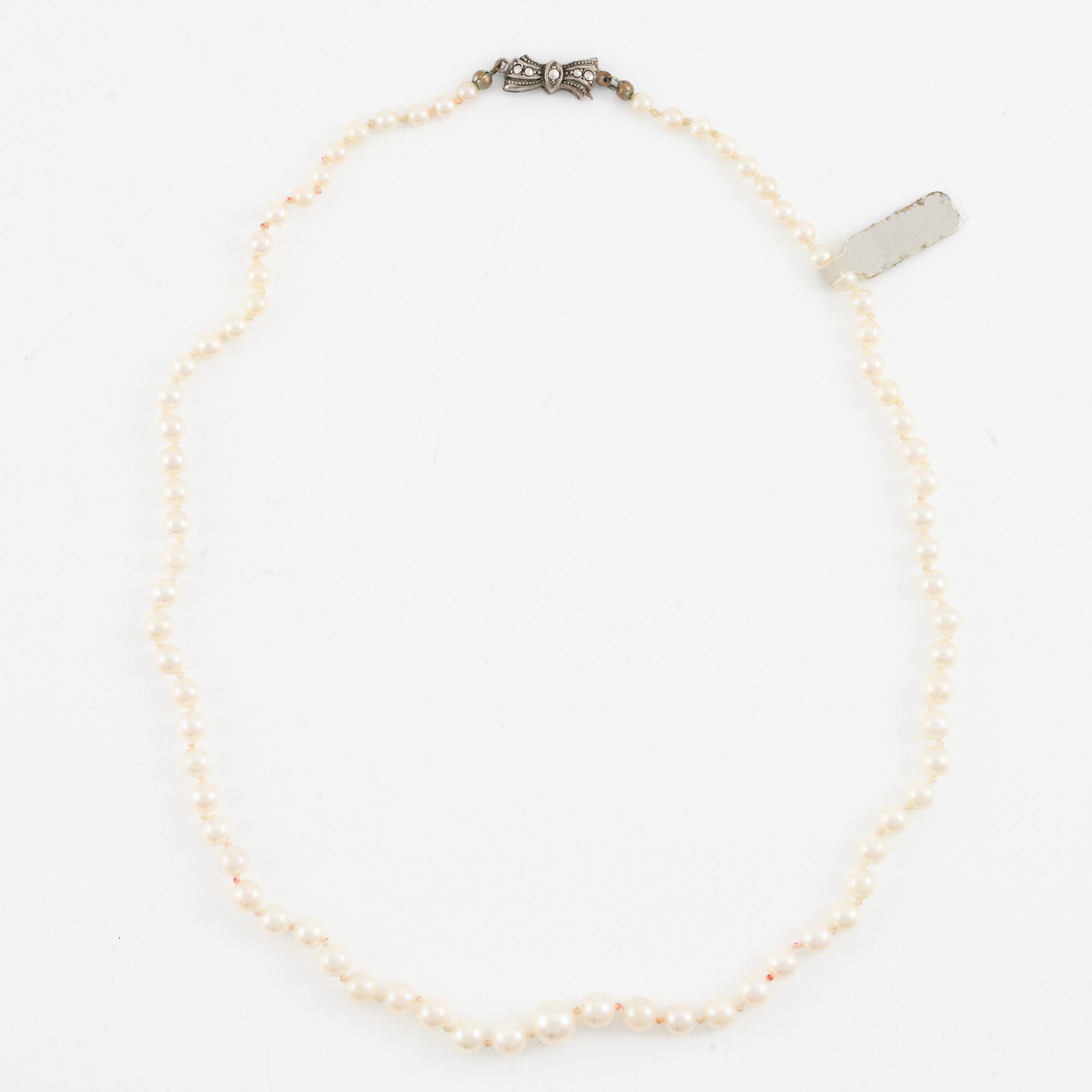 Pärlcollier, tre stycken, odlade pärlor, lås silver, varav ett saknar lås.