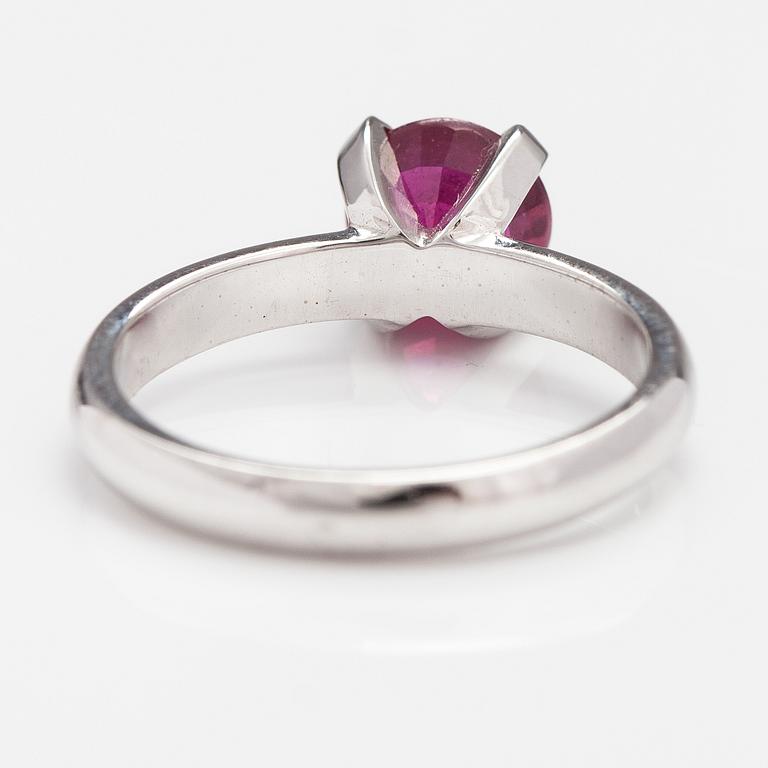 SORMUS, 14K valkokultaa, lyyijylasikäsitelty rubiini n. 1.82 ct ja timantteja n.0.15 ct yht.