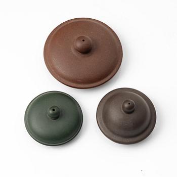 A group of three Chinese yixing teapots, 1970/80s.