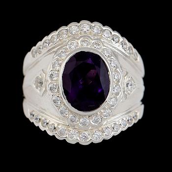 RING, vitguldspläterat sterlingsilver, ametist ca 2.30 ct, vita safirer tot ca 0.70 ct.