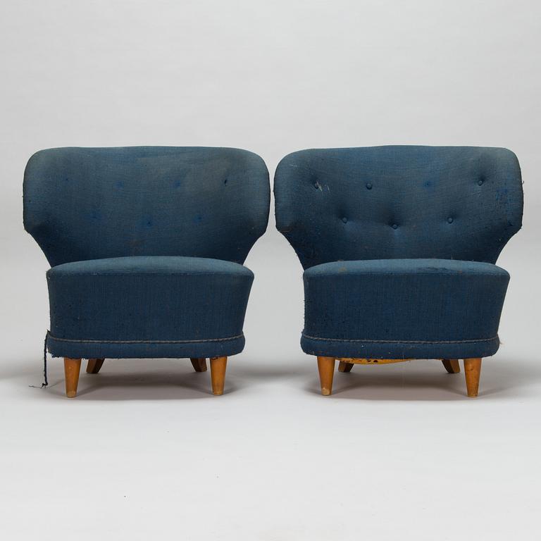 A pair of 1950s armchairs.