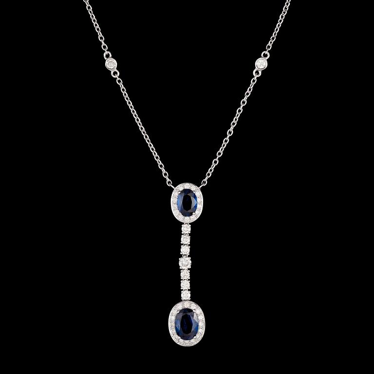 HÄNGE/COLLIER, blå safirer tot. 2.40 ct och briljantslipade diamanter, tot. 1.08 cts.