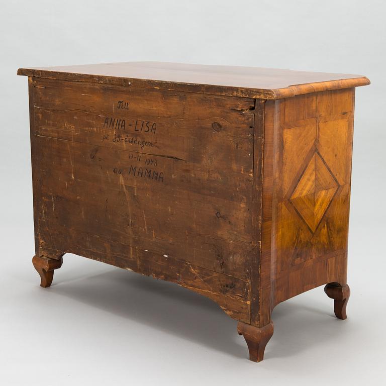 A first half of the 18th Century late Baroque chest of drawers.