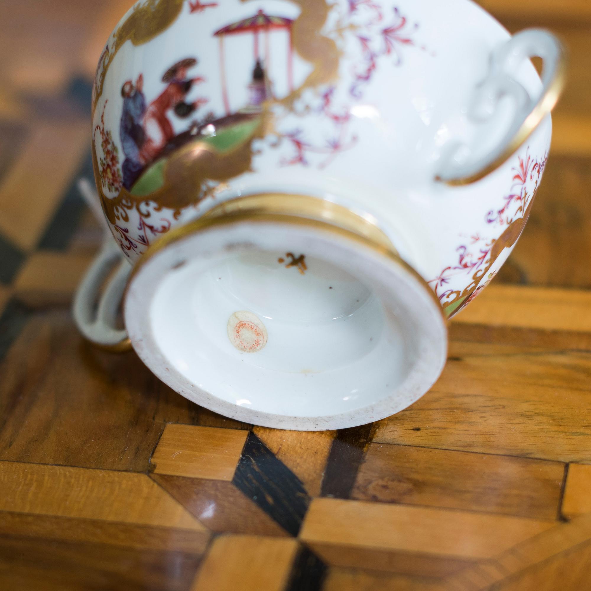 A Meissen chinoiserie equelle with cover and stand, 1725-30.