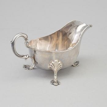 A silver cream jug, maker's mark Williams ( Birmingham) Ltd, Birmingham, 1924.