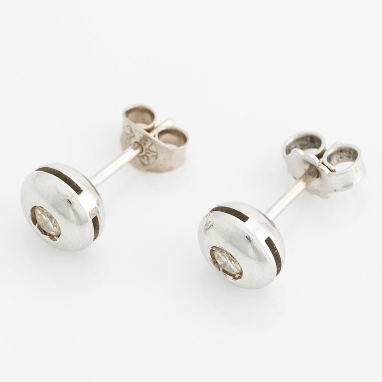 Örhängen, ett par, vitguld med briljantslipade diamanter.