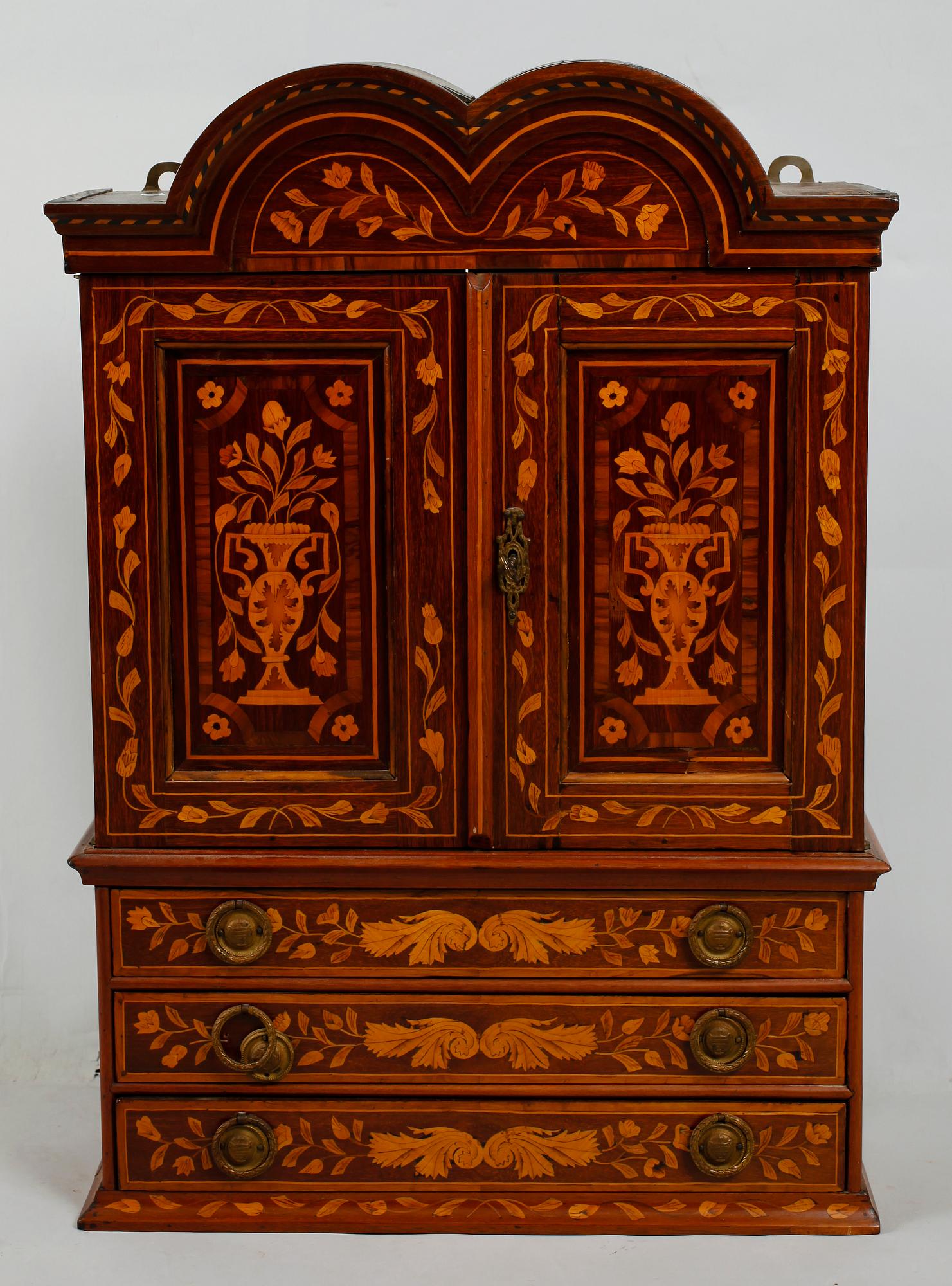 VÄGGSKÅP, sannolikt Holland, 1700/1800-tal.