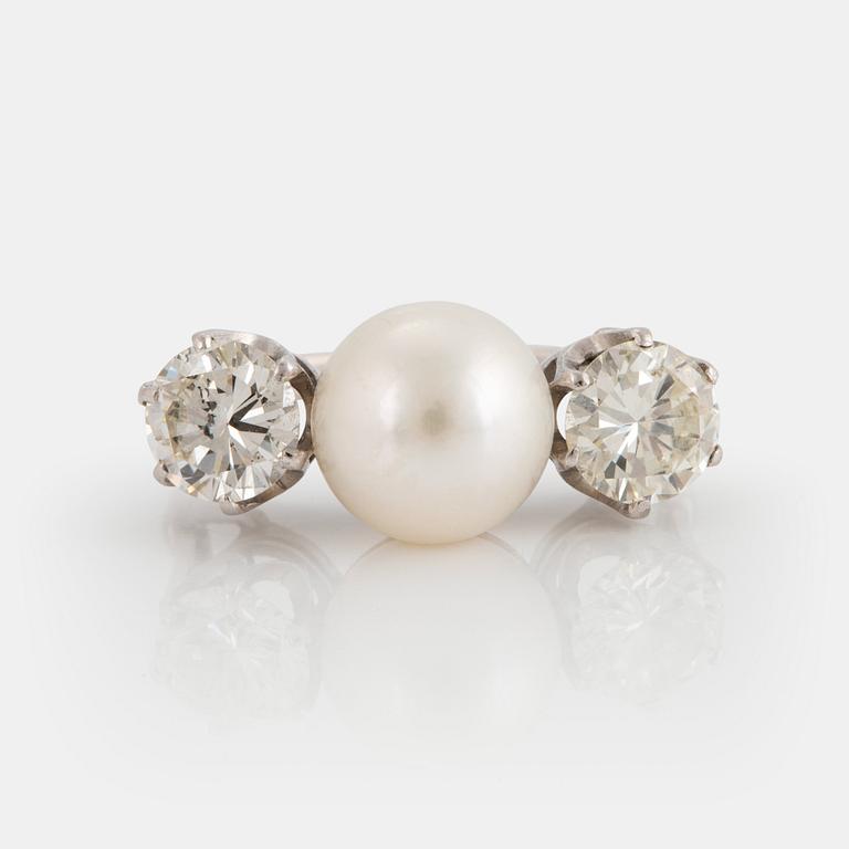 Ring 18K vitguld med en odlad pärla samt två runda briljantslipade diamanter.