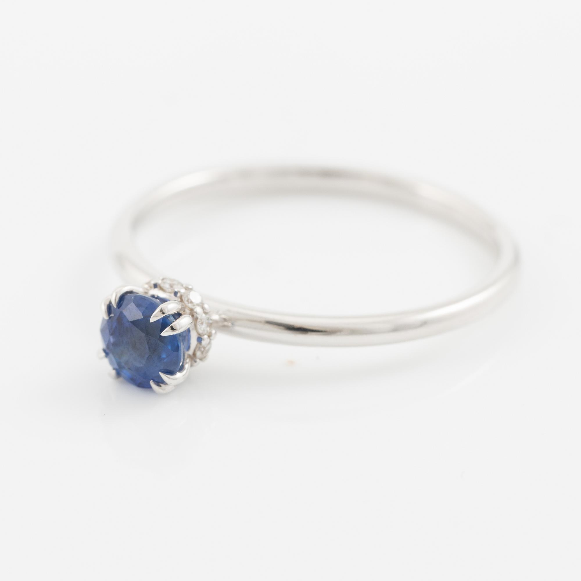 Ring 14K white gold with a sapphire and small brilliant-cut diamonds.